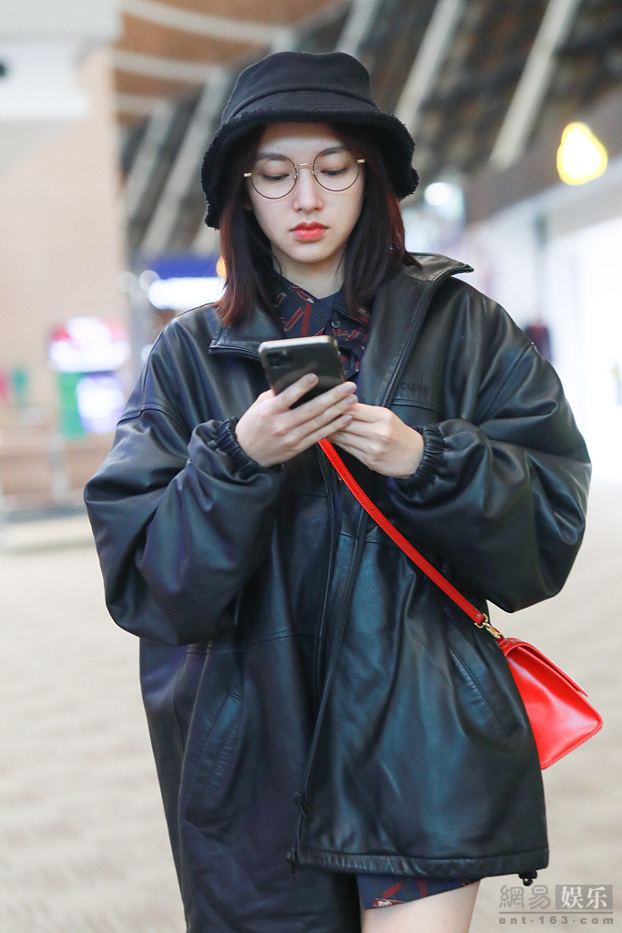 程潇戴渔夫帽配圆框眼镜玩下衣失踪秀美腿