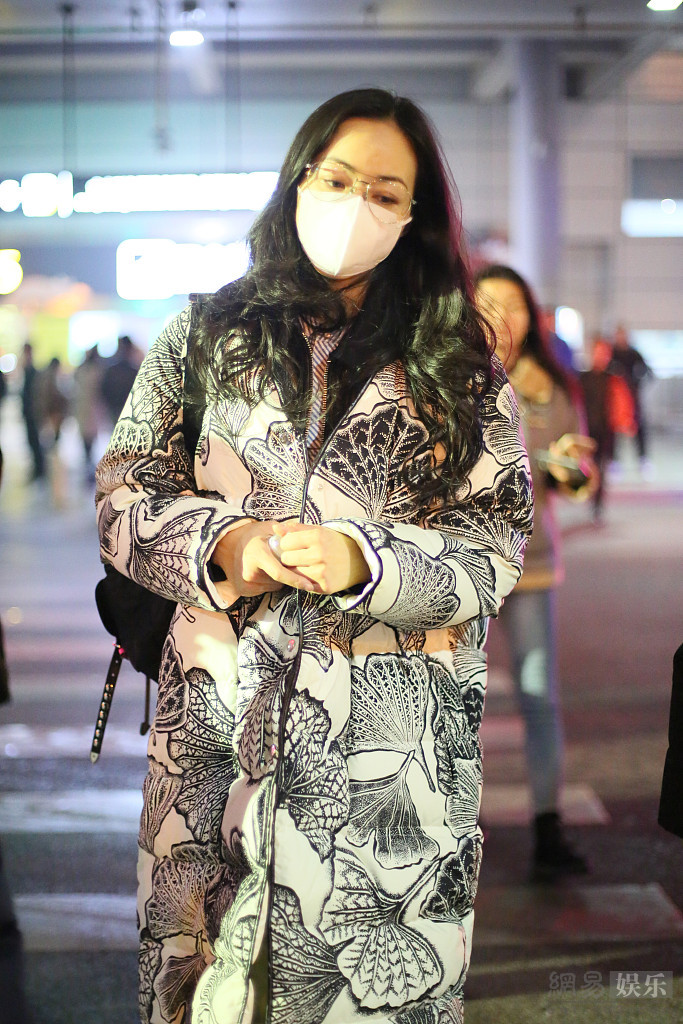 韩雪深夜现身神态疲惫 裹棉衣披长发显随性