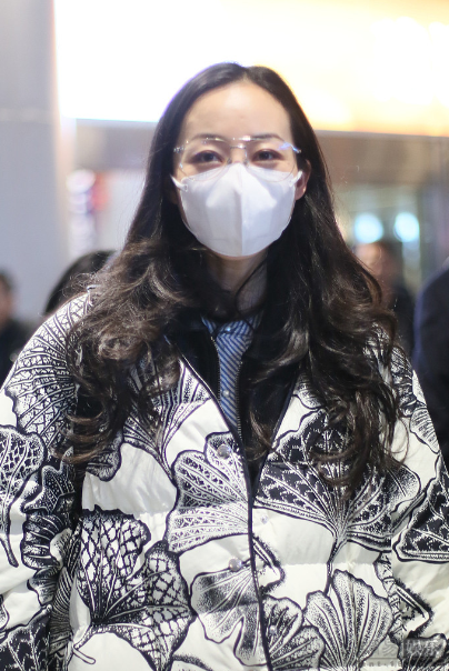 韩雪深夜现身神态疲惫 裹棉衣披长发显随性