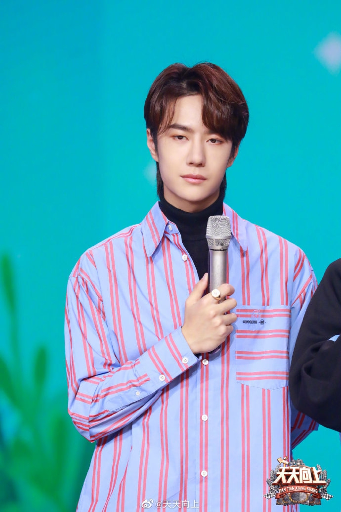 王一博穿紫色条纹衬衣俊朗清秀五官立体尽展侧颜杀