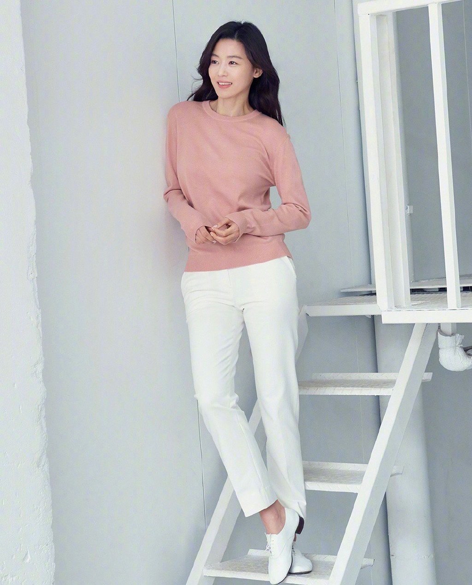 全智贤全新写真曝光白衬衫牛仔裤演绎简约风格气质爽朗