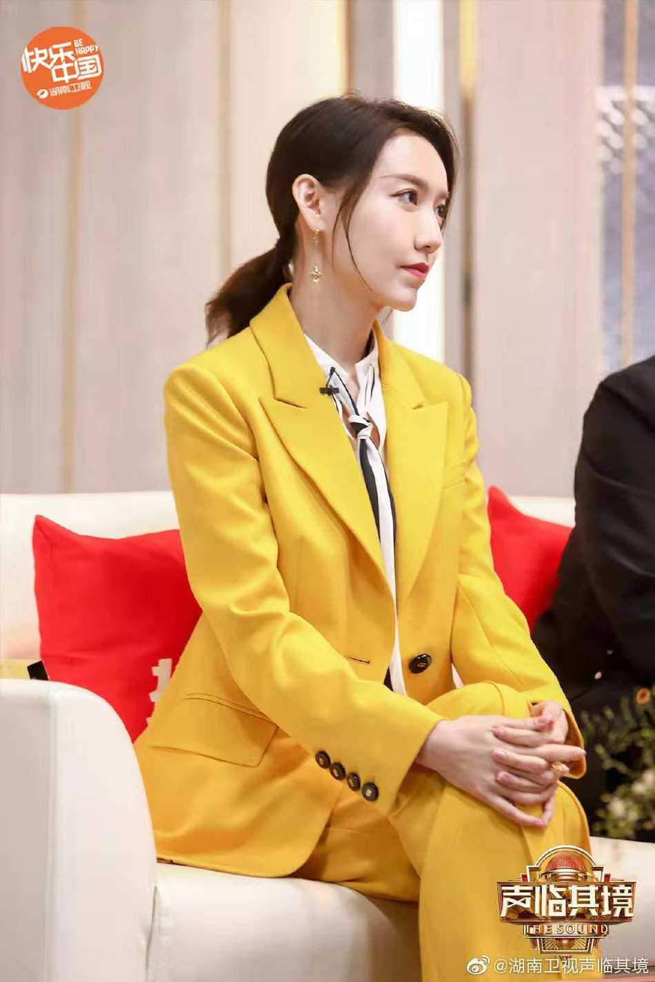 高露穿柠檬黄西装搭丝质领带温柔知性眉目如画气质动人