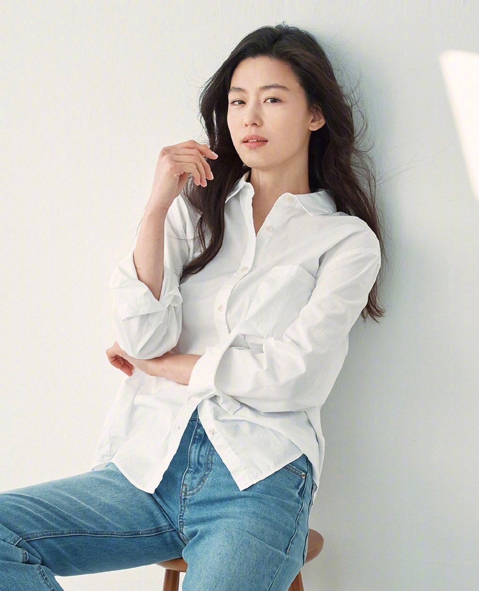 日前，全智贤最新品牌写真曝光，简约风格诠释爽朗气质。