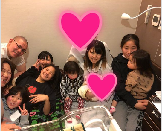 日本女艺人36岁当上外祖母 结了4次婚生了8个孩子