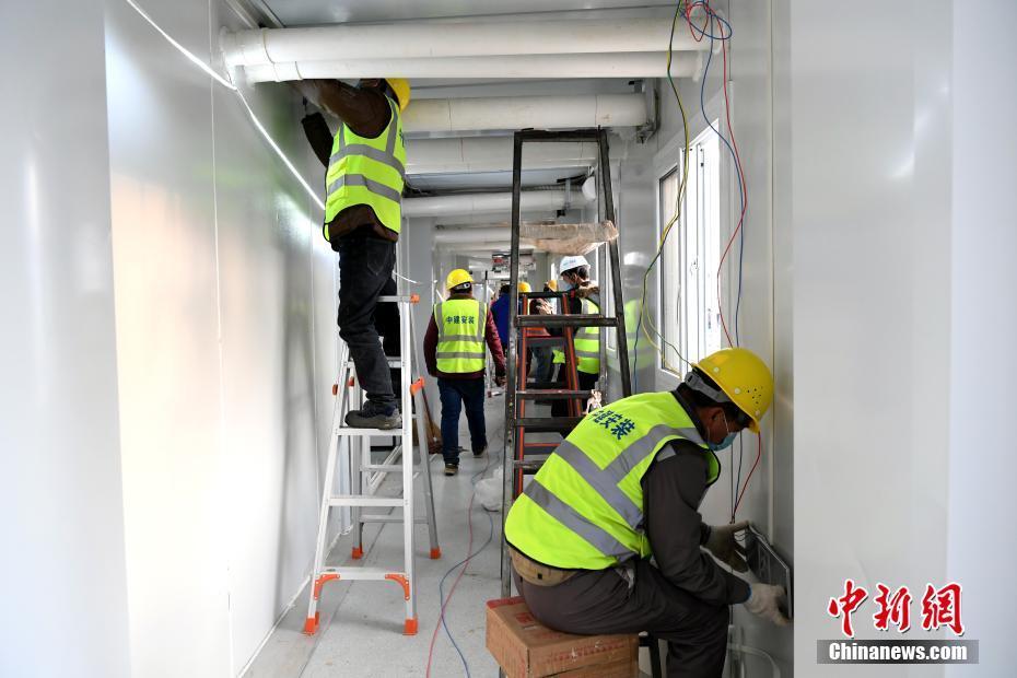 2月5日,武汉雷神山医院内部施工现场.中新社记者 安源 摄