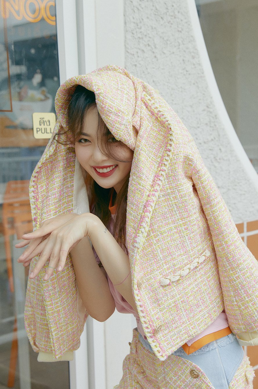 泫雅时尚大片上线变温柔淑女气质甜美