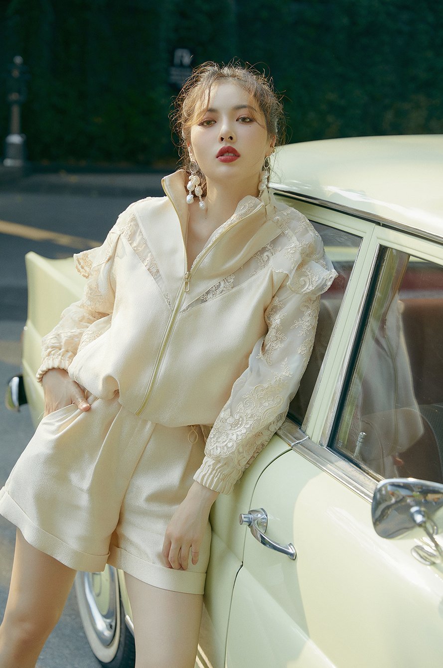 泫雅时尚大片上线变温柔淑女气质甜美