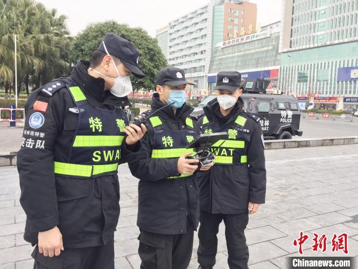 图为桂林巡特警支队运用无人机高空巡逻,进行疫情防控宣传. 胡凯丽 摄