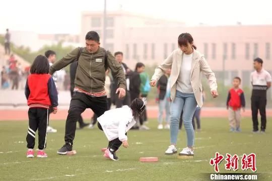 疫情之下开学遥遥无期 父母老师先“疯”了一批