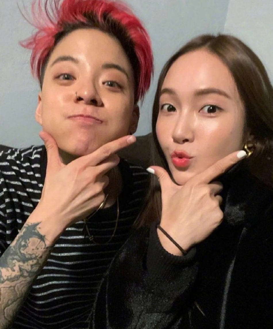 郑秀晶郑秀妍去看amber演唱会互相调侃感情深厚