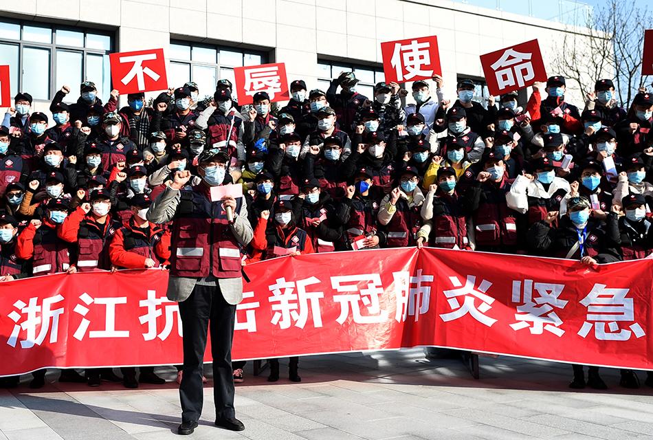 2月9日,上海华山医院第四批驰援武汉医疗队214名队员在出发前宣誓