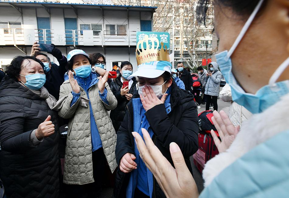 送行人员为即将出发的山东大学第二医院支援湖北抗疫国家医疗队队员杨淑朦庆祝生日。