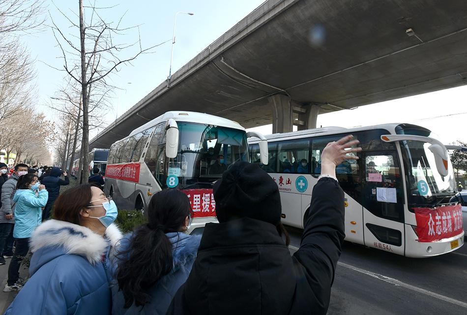 山东大学第二医院支援湖北抗疫国家医疗队从济南出发。