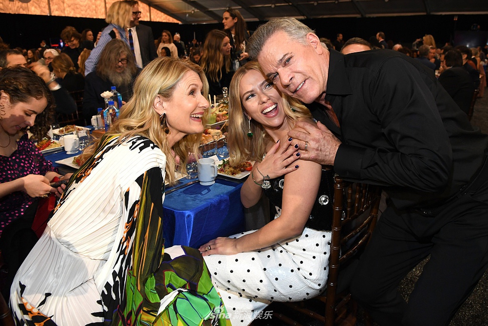 在颁奖礼现场，斯嘉丽·约翰逊和劳拉·邓恩热聊。