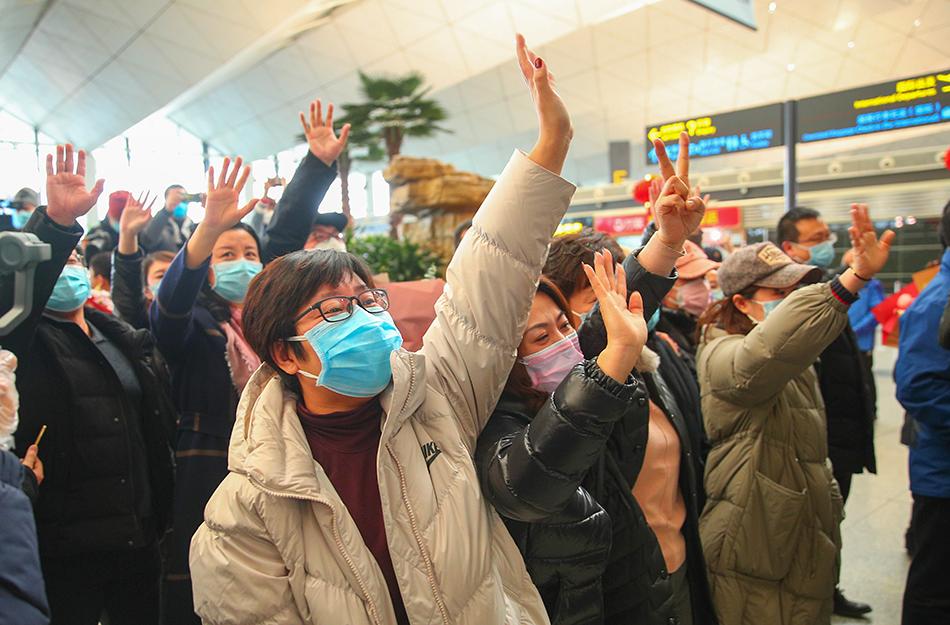 2月9日，在辽宁沈阳桃仙机场，送行亲友们在机场安检通道前与医疗队队员挥手告别。