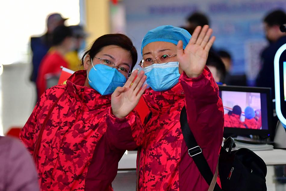 在太原武宿机场，山西省第四批支援湖北医疗队的队员和亲友告别。天津