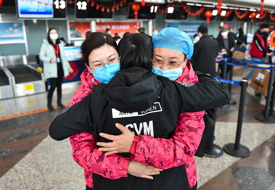 在太原武宿机场，山西省第四批支援湖北医疗队的队员与同事告别。