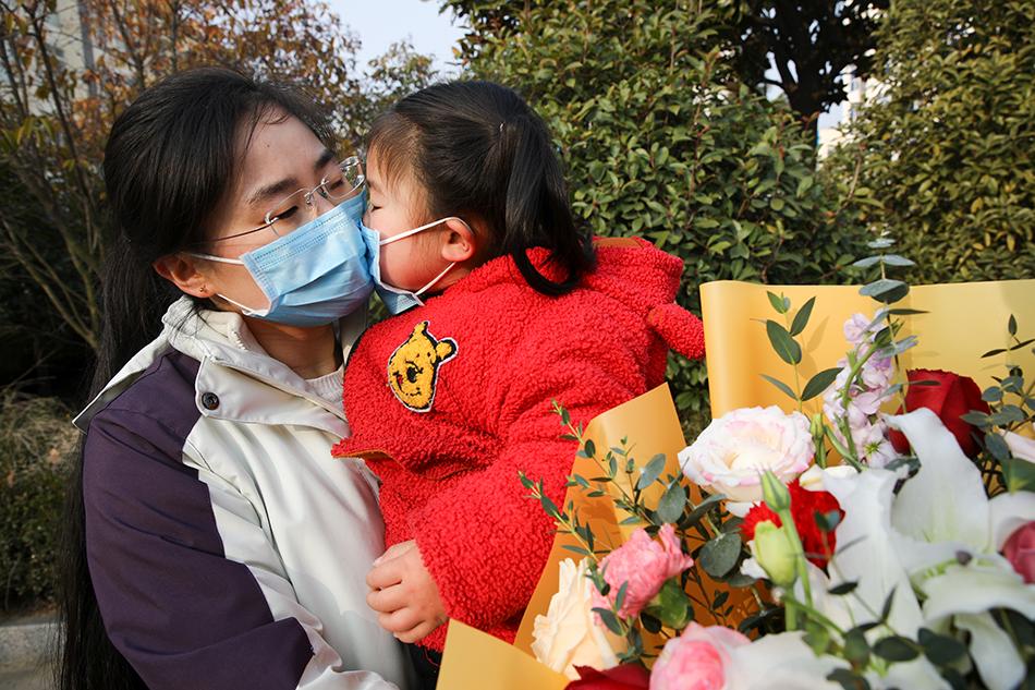 江苏省连云港市第二批支援湖北医疗队启程，队员张慧娟（左）与女儿告别。