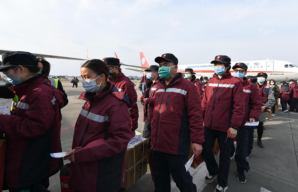 医疗队队员在成都市双流国际机场登机。