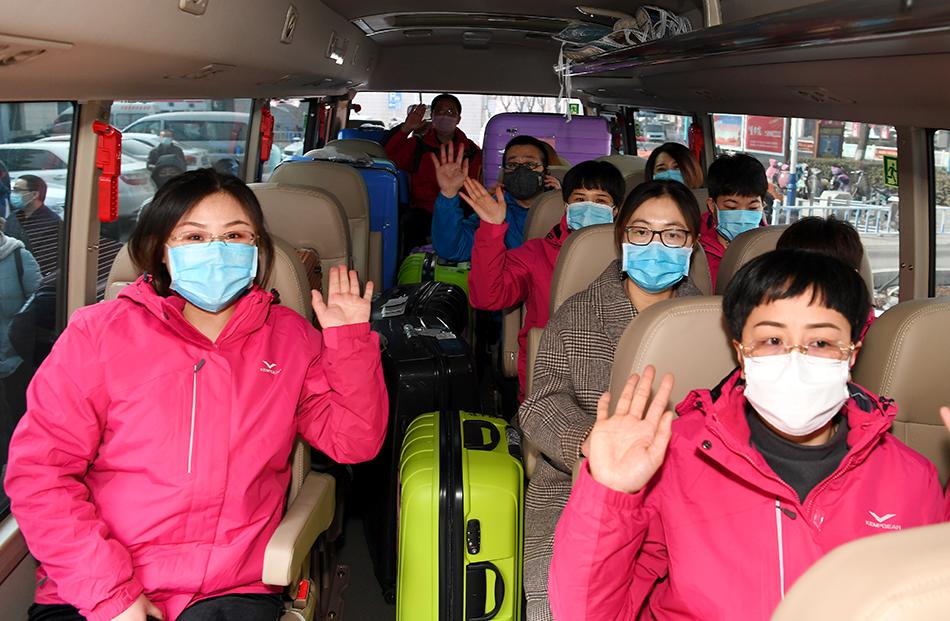 2月9日，河北唐山市乐亭县支援湖北医疗队队员乘车出发。