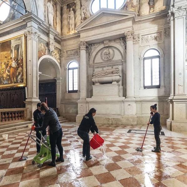 工作人员在清洗圣塞巴斯蒂亚诺(San Sebastiano)教堂的地板 Photo: courtesy of Save Venice