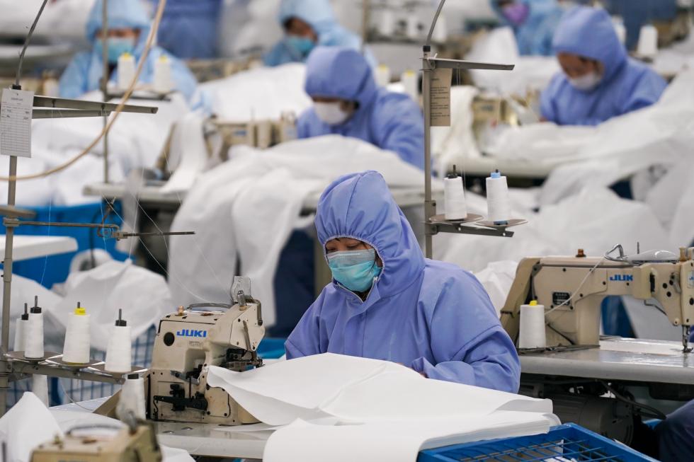 工作人员在江苏红豆集团一般性防护服生产线上作业（2月8日摄）。新华社记者 李博 摄
