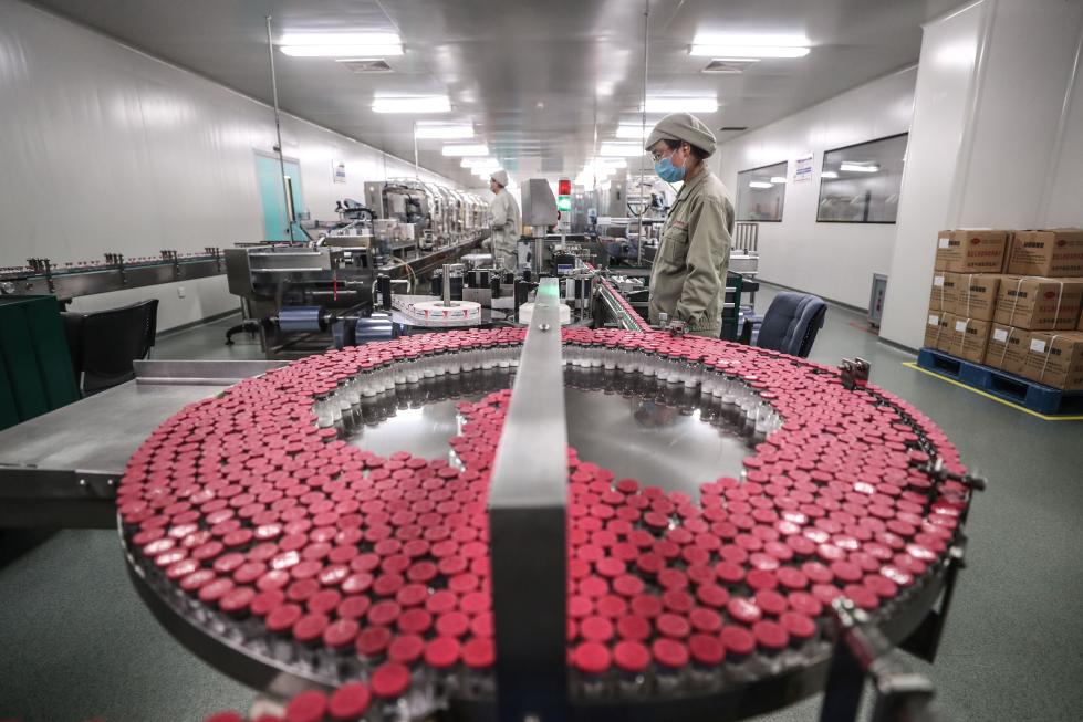 2月8日，东北制药集团有限公司员工在生产车间进行药品的生产工作。新华社记者 潘昱龙 摄