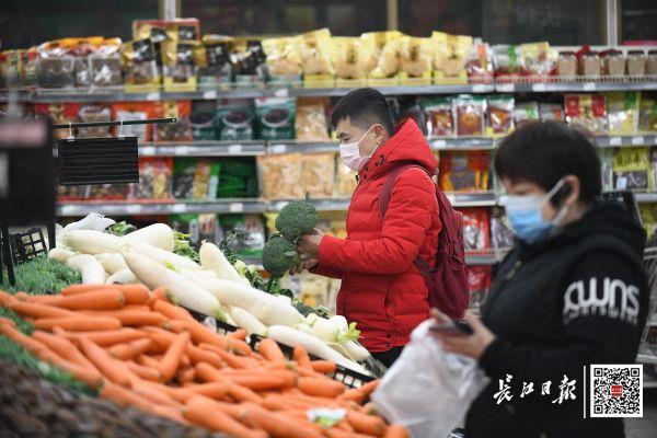 ▲1月30日，华联超市武昌中华路店，生鲜蔬菜、水果供应充足 长江日报记者苗剑 摄