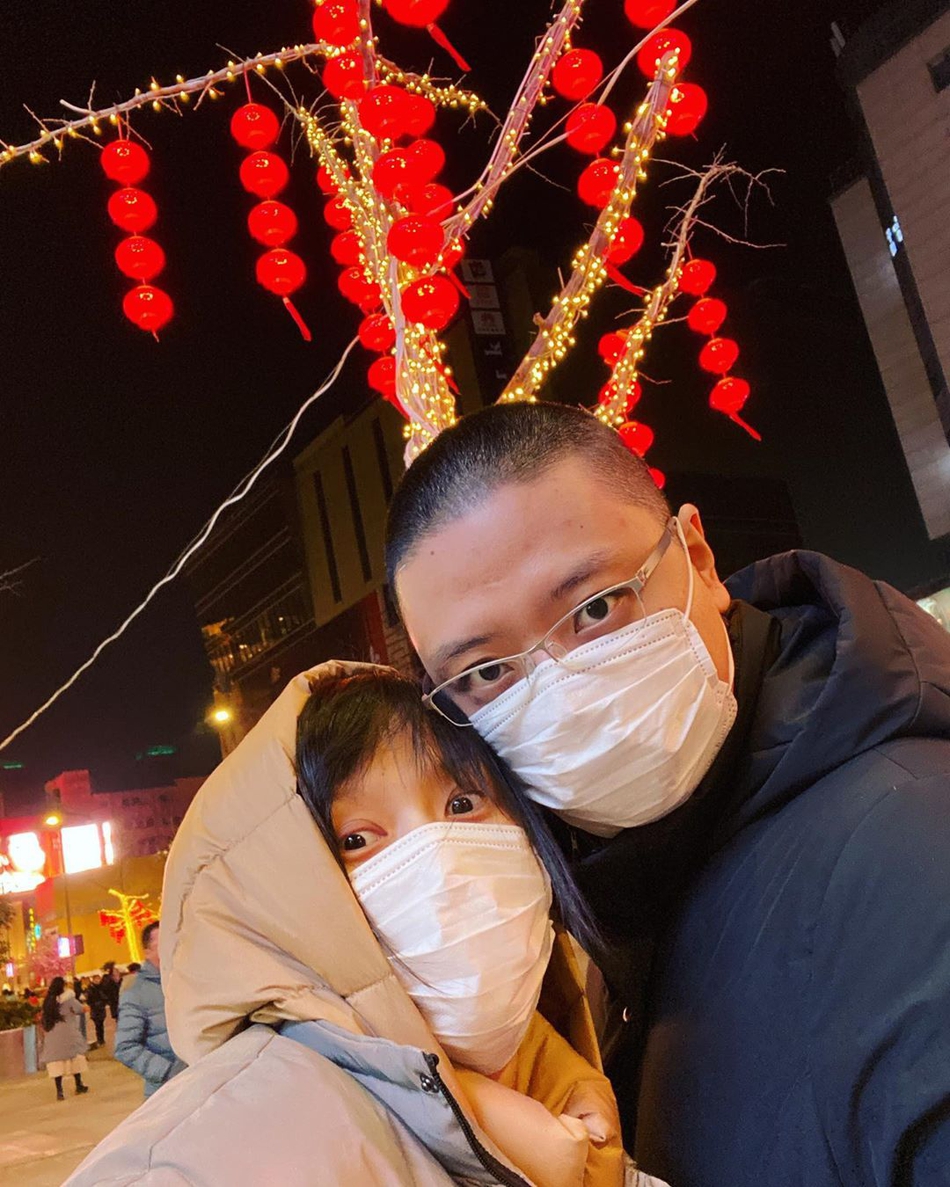 papi酱此前晒出的和老公戴口罩合影，恩爱十足。