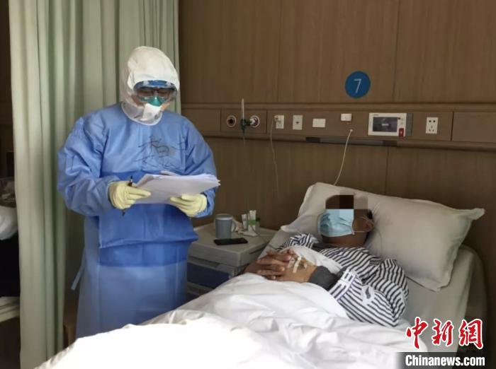 浙大一院精神卫生专家为新冠肺炎患者进行心理疏导.(资料图) 张斌 摄