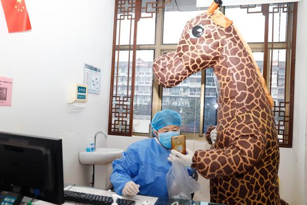 14日上午，一只“长颈鹿”出现在四川省泸州市西南医科大学附属中医医院门诊室。