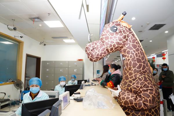 穿着前述“长颈鹿”玩偶服的是一名女子，来医院是替父亲求医。