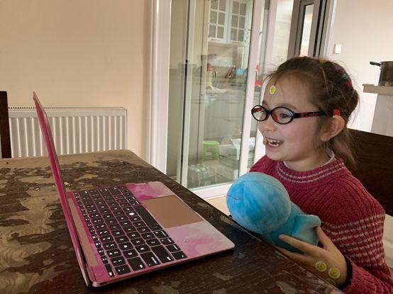 狄墨的女儿Jasmine在上网课。（照片由狄墨提供）