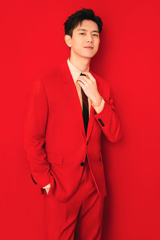 李现穿红西装眼神温暖潇洒落座男人味十足