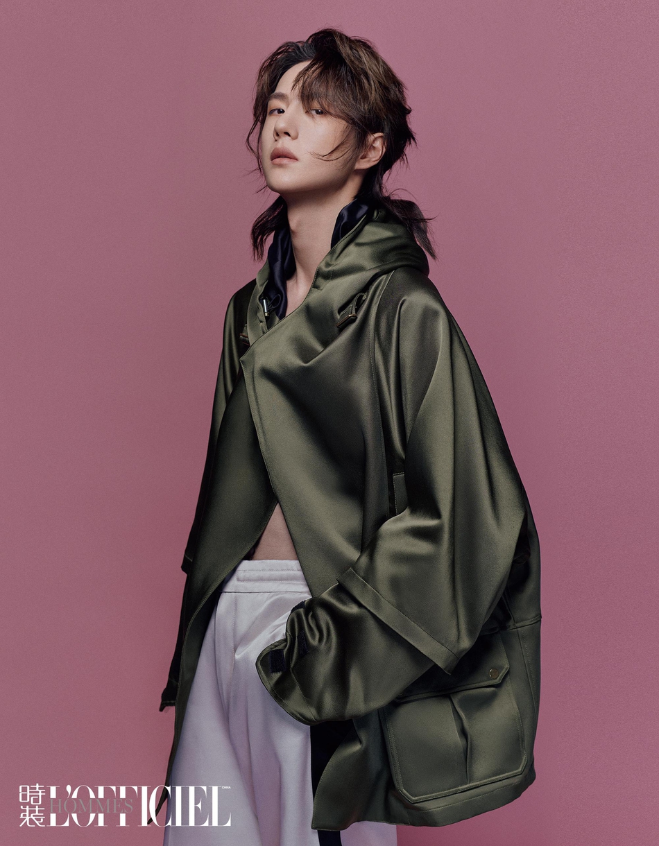 近日,王一博为某时尚杂志拍摄的全新封面大片曝光.