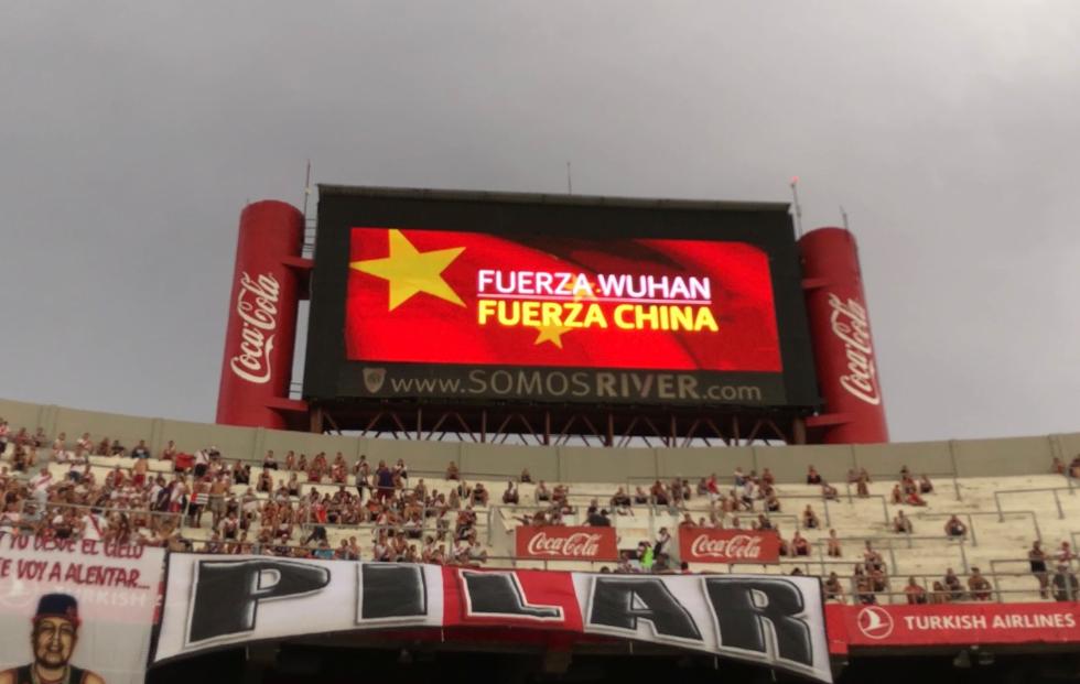 当地时间16日晚间，阿根廷河床足球队在主场身穿中文球衣迎战班菲尔德俱乐部。
