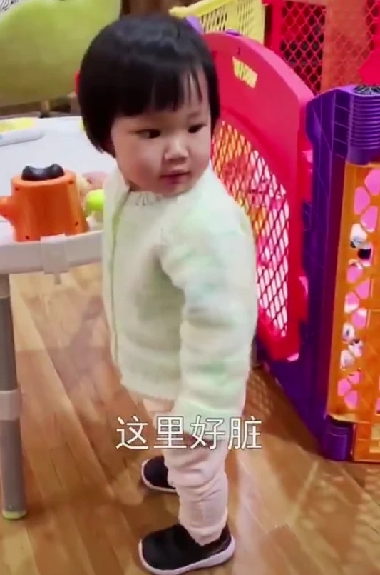 王祖蓝晒出了一条女儿Gabby在家中打扫卫生的视频