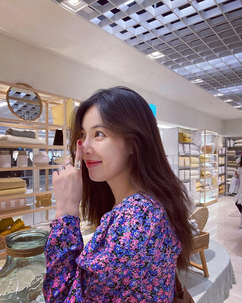 泫雅刘海遮脸露甜笑紫色碎花长裙下美腿白皙纤细