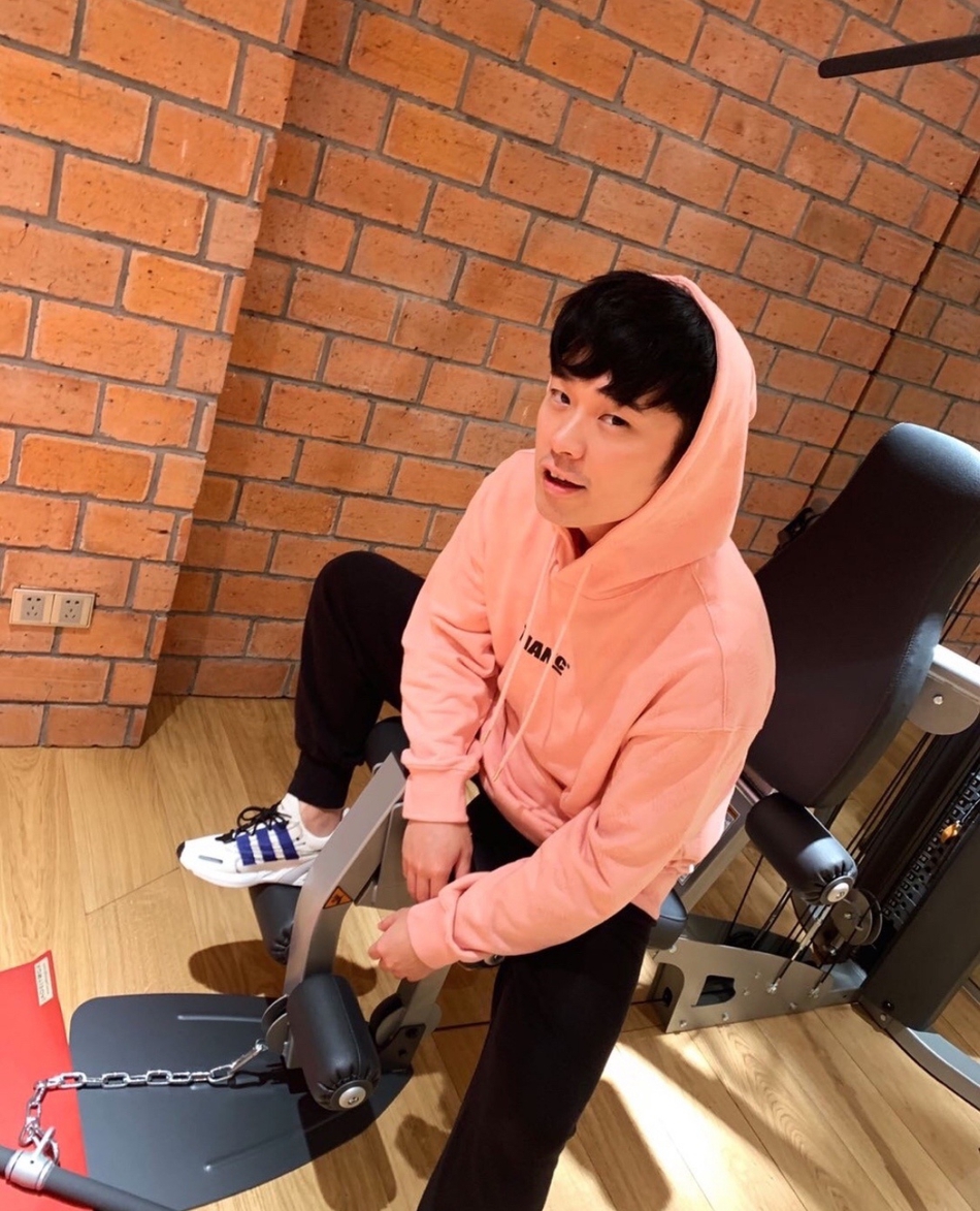 陈赫晒九宫格健身帅照穿粉卫衣挤眉弄眼表情逗趣