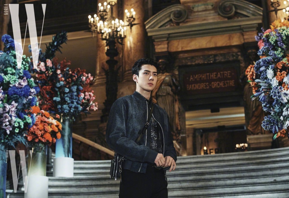 吴世勋最新写真贵公子范儿十足 身穿黑色西装大长腿吸睛