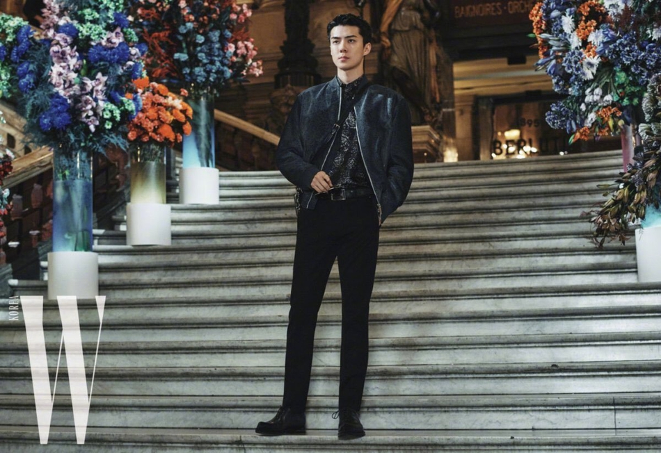 吴世勋最新写真贵公子范儿十足身穿黑色西装大长腿吸睛