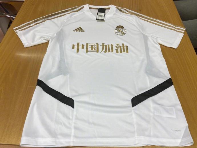 皇马特制加油T恤。图片来源：皇家马德里足球俱乐部官方微博