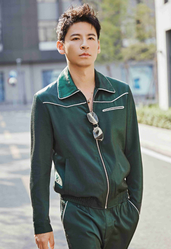 钱泳辰春日写真曝光 墨绿运动装个性十足