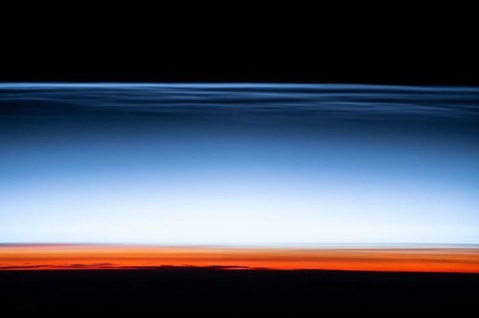 当地时间2月17日，美国国家宇航局在社交媒体上发布“夜光云”的照片。图片来源：NASA