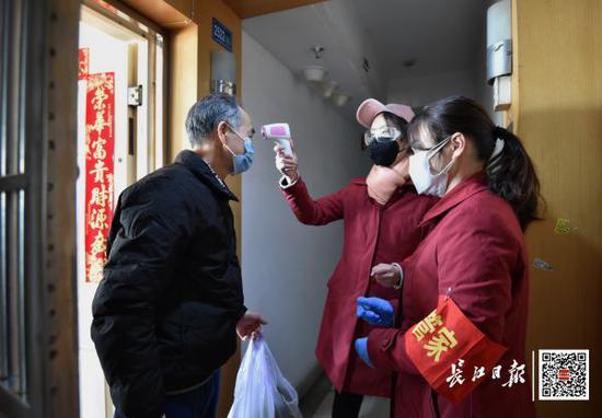 2月17日，江汉区花楼社区，工作人员逐户排查、为居民测量体温并送来菜品