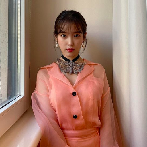 iu穿粉色薄纱长裙气质温柔对镜自拍俏皮可爱