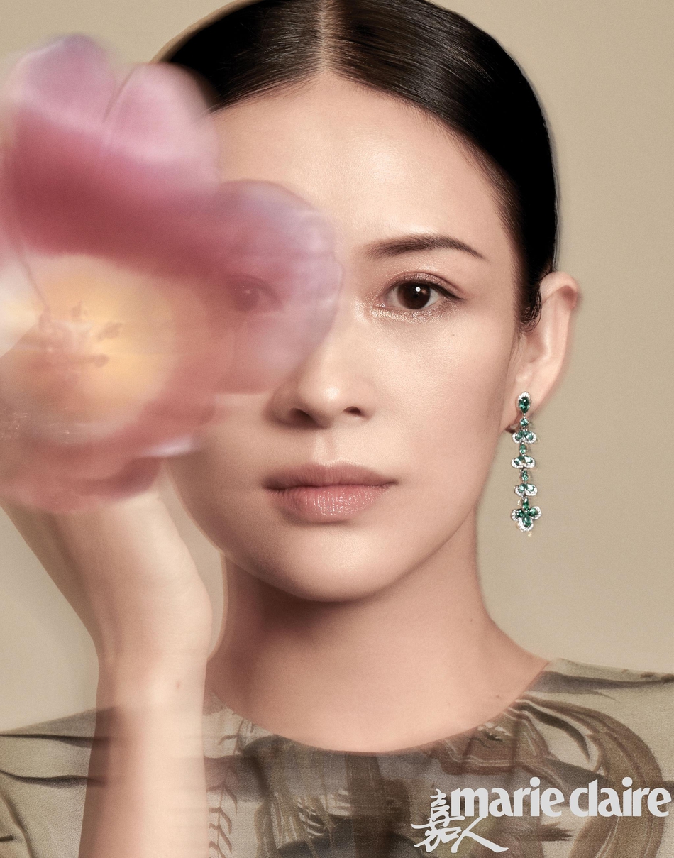 章子怡最新杂志大片曝光眼神温柔坚定表现爱与新生