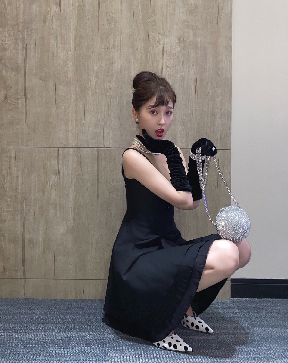 虞书欣穿小黑裙复古优雅钻石包配丝绒手套俏皮可爱, image size:950x1194
