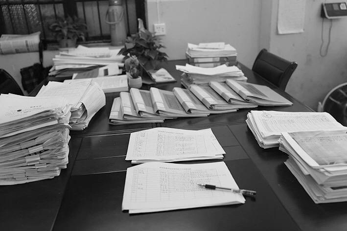 陈力群办公桌上码放整齐的抗疫工作资料 高安市委宣传部供图