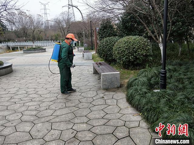 杭州某公园进行消毒。浙江建设厅 供图
